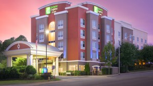 A Holiday Inn Express hotel with a modern design, featuring a prominent entrance and multiple floors. - Holiday Inn Express Hotel & Suites Chattanooga Downtown by IHG (Chattanooga)