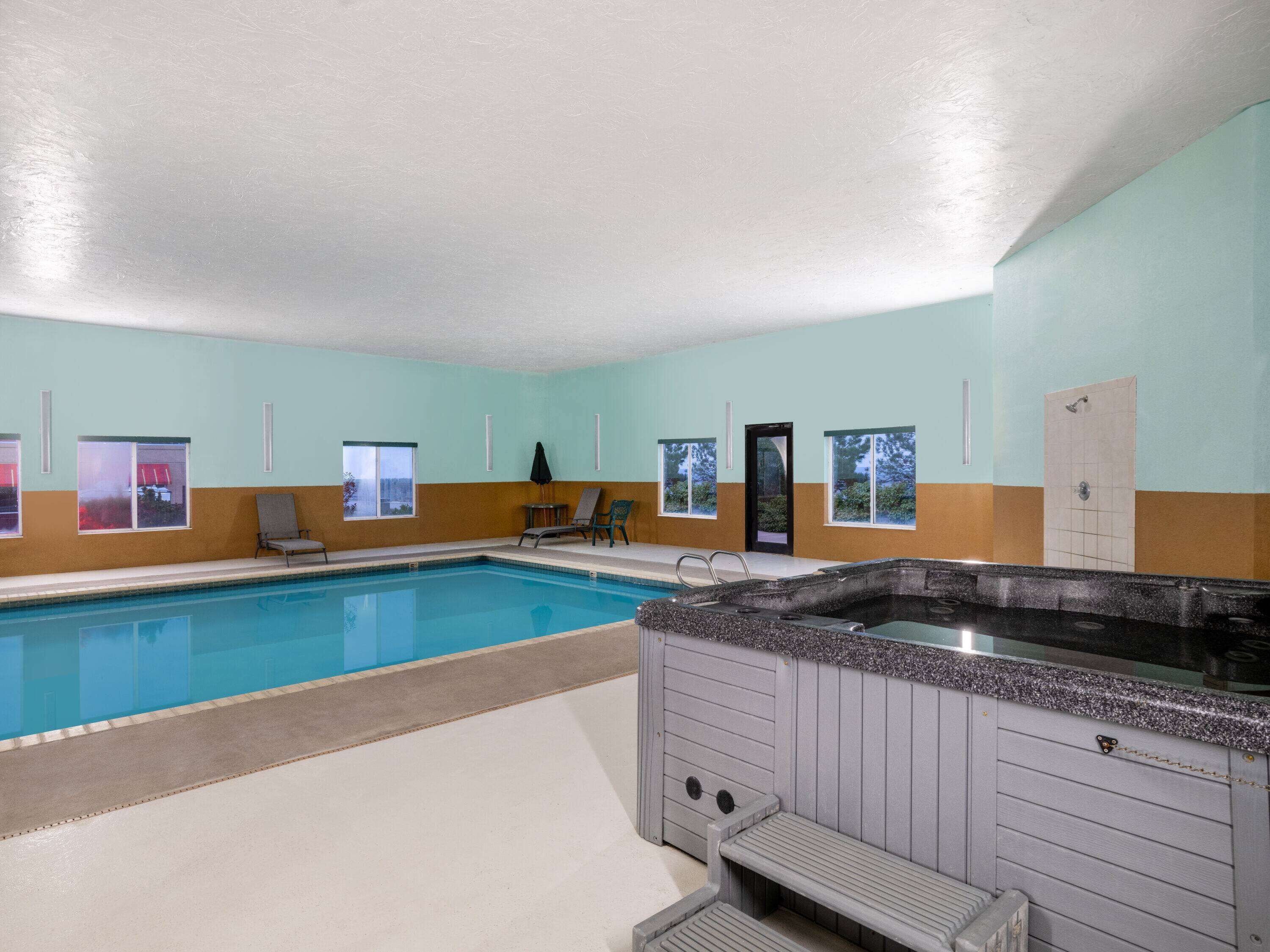 Indoor pool, sun loungers