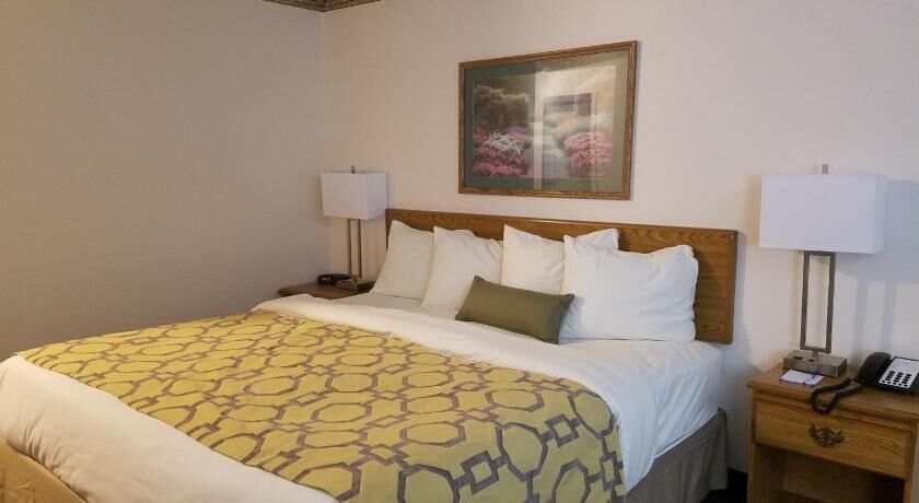 1 多间卧室、高档床上用品、加厚床垫、办公桌