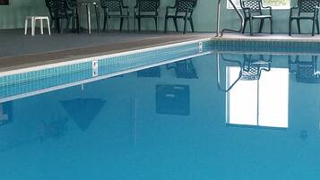 Indoor pool, sun loungers