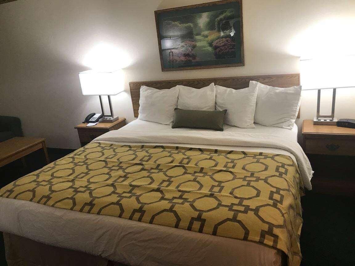 1 多间卧室、高档床上用品、加厚床垫、办公桌