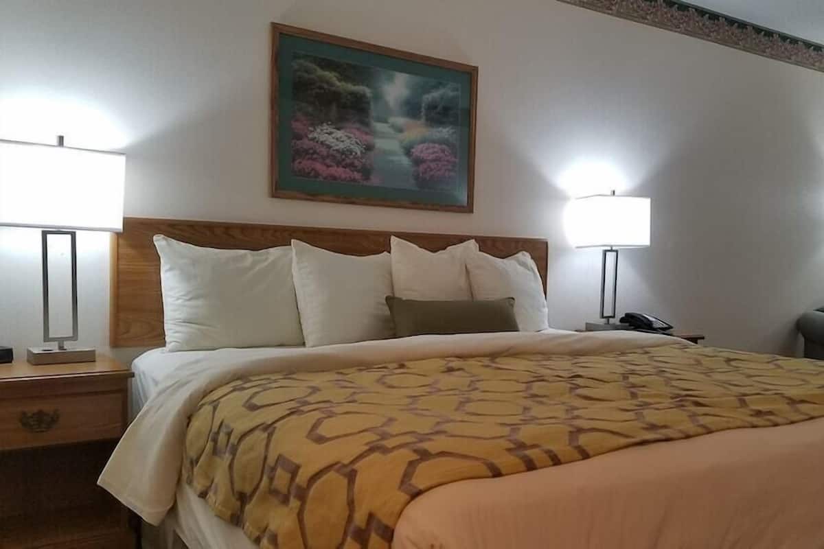 1 bedroom, premium bedding, pillowtop beds, desk