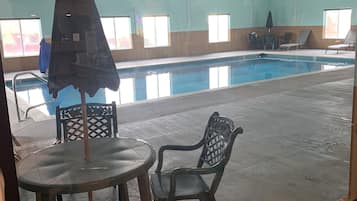 Hồ bơi trong nhà, ghế dài tắm nắng
