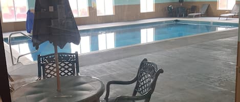 Inomhuspool och solstolar