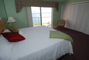 Iron/ironing board, alarm clocks - Palm Beach Resort and Beach Club (Palm Beach)