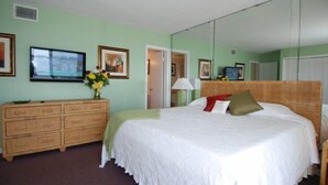 Iron/ironing board, alarm clocks - Palm Beach Resort and Beach Club (1897333) (Palm Beach)