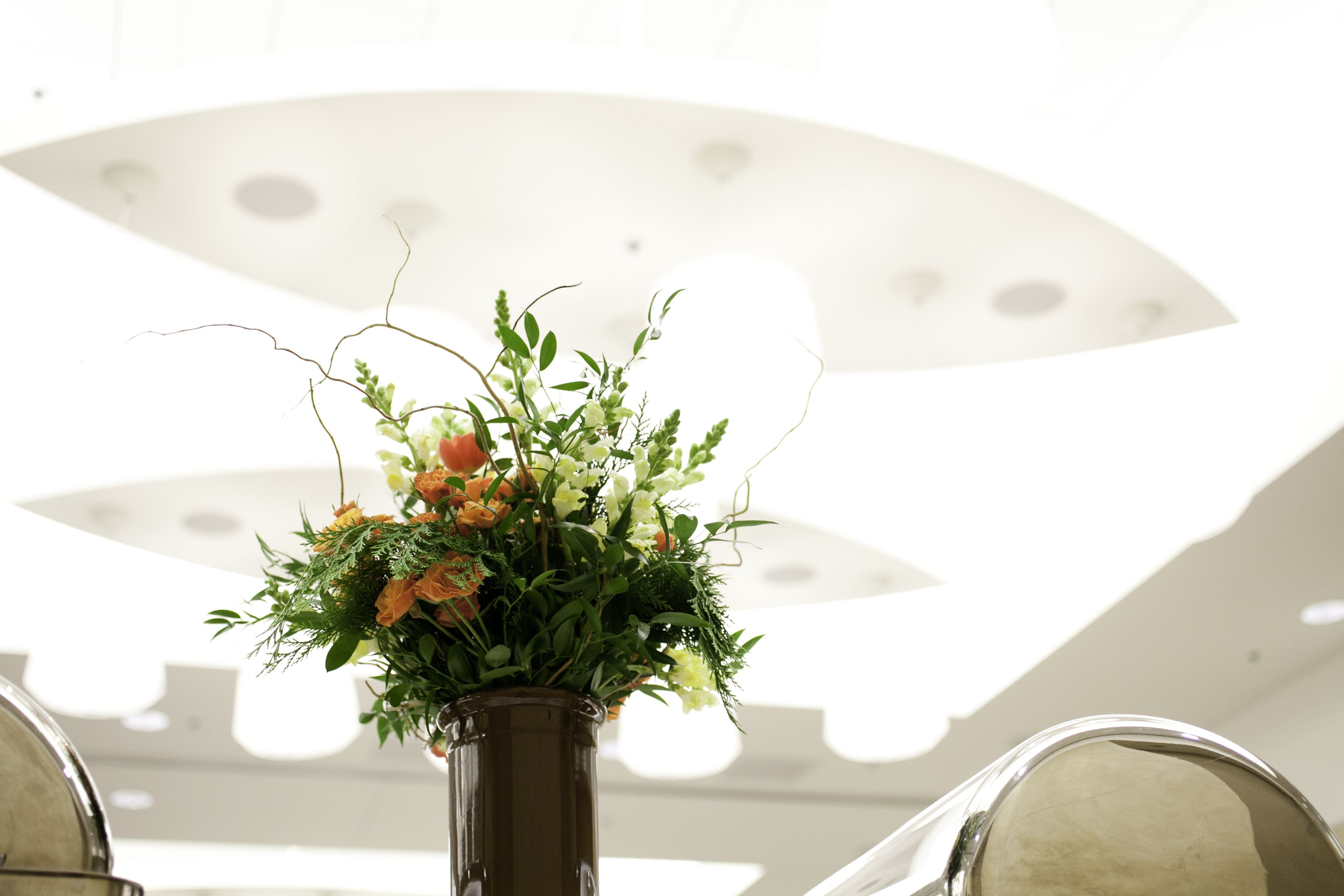 Un arrangement floral dans un vase.