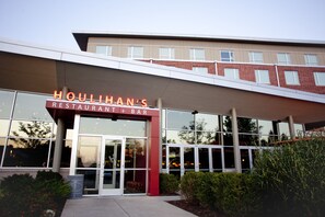Lunch and dinner served, American cuisine - I Hotel And Illinois Conference Center (Champaign)
