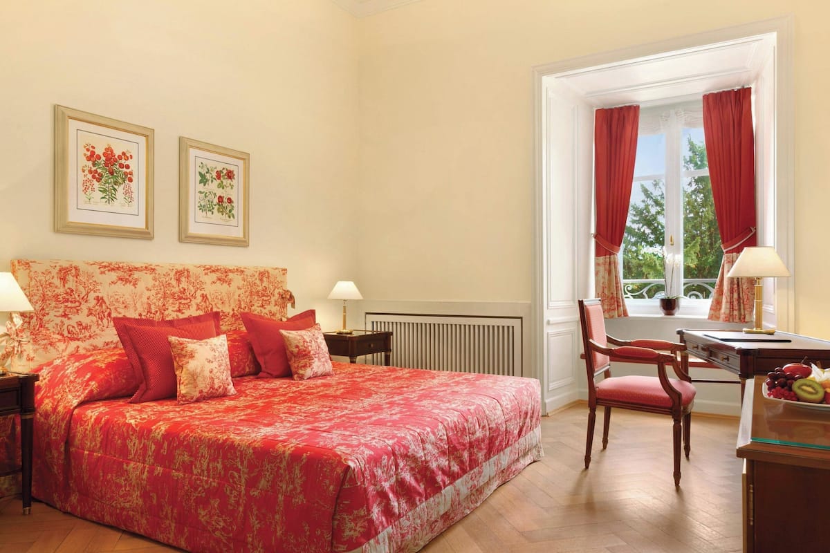 classic room, 1 queen bed, non smoking, garden view | premium bedding, minibar, in-room safe, individually decorated
