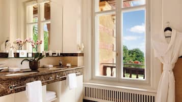 Phòng Grand, 1 giường cỡ king, không hút thuốc | Phòng tắm | Đồ dùng nhà tắm miễn phí, máy sấy tóc, áo choàng tắm