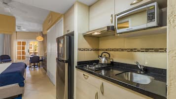 Refrigerador, microondas, cafetera y tetera y licuadora