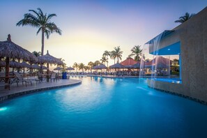 2 piscinas al aire libre, sombrillas