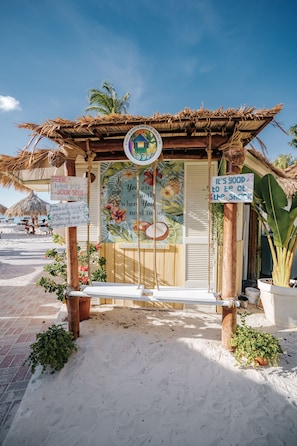 5 restaurants, breakfast, lunch, dinner served; Italian cuisine