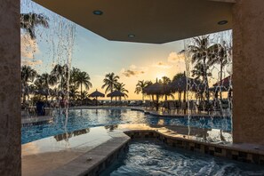 2 outdoor pools, pool umbrellas - Playa Linda Beach Resort (Noord)