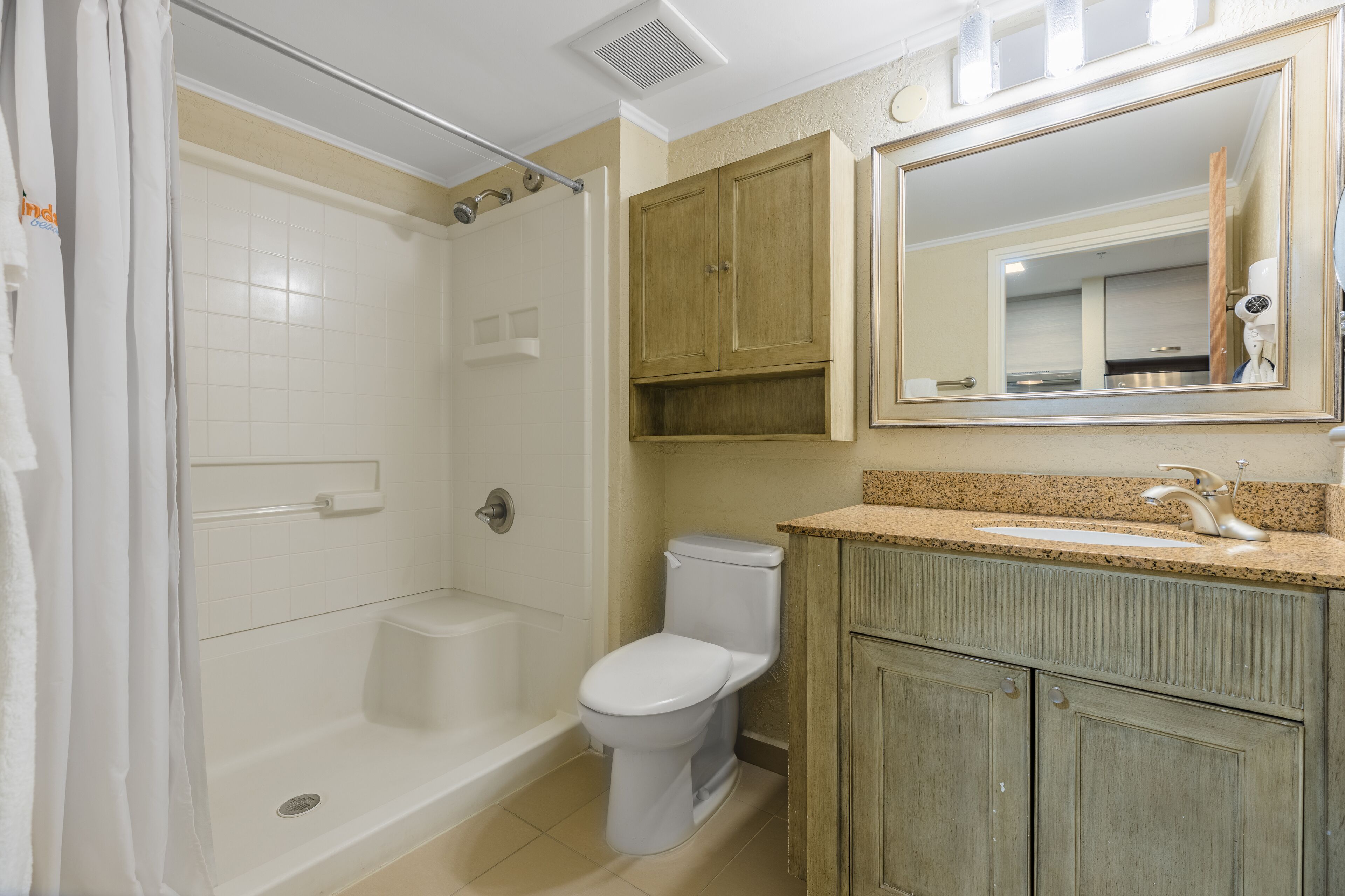 combined shower/bathtub, free toiletries, hair dryer, towels