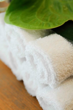Combined shower/bathtub, towels