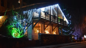 Un edificio con un balcone e luci decorative.