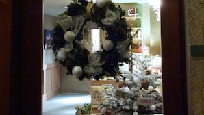 L'ingresso dell'hotel La Tourmaline, con una ghirlanda decorativa e un albero di Natale.