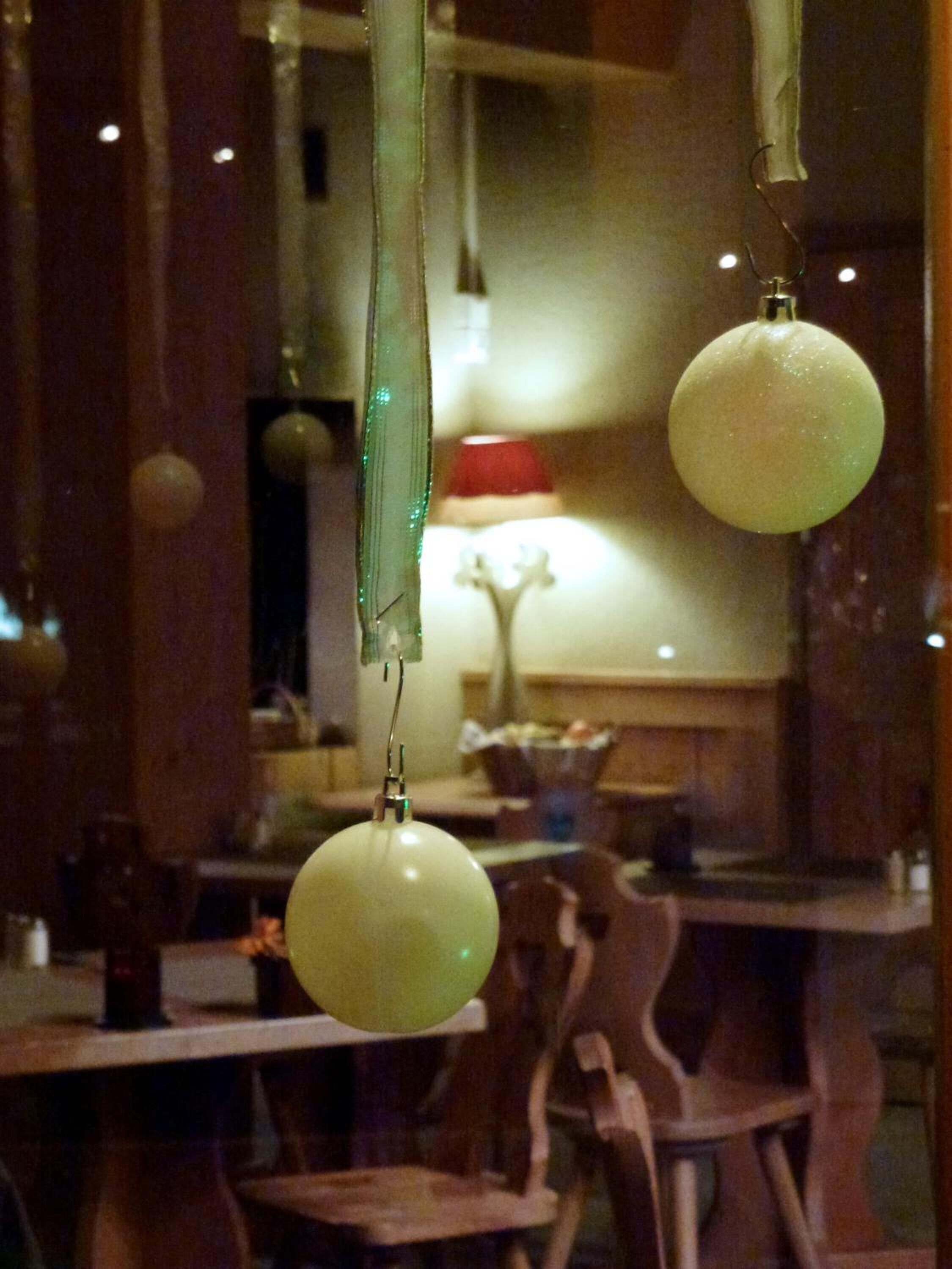 Spiseområde med hængende lamper og et bord med stole.