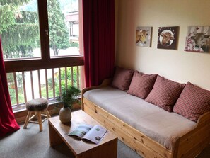 Individuell inredning, skrivbord och mörkläggningsgardiner