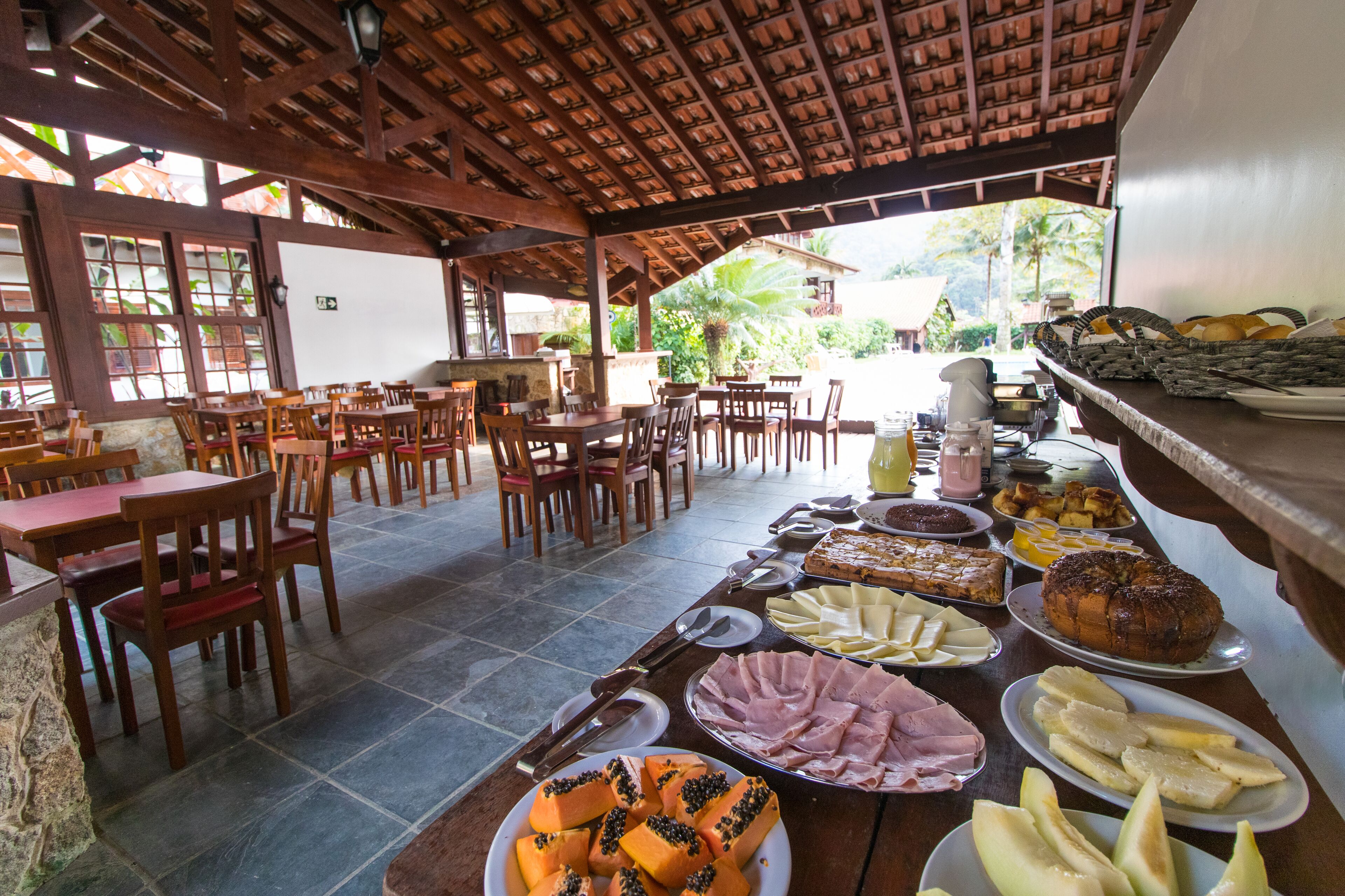 Café da manhã completo grátis todos os dias