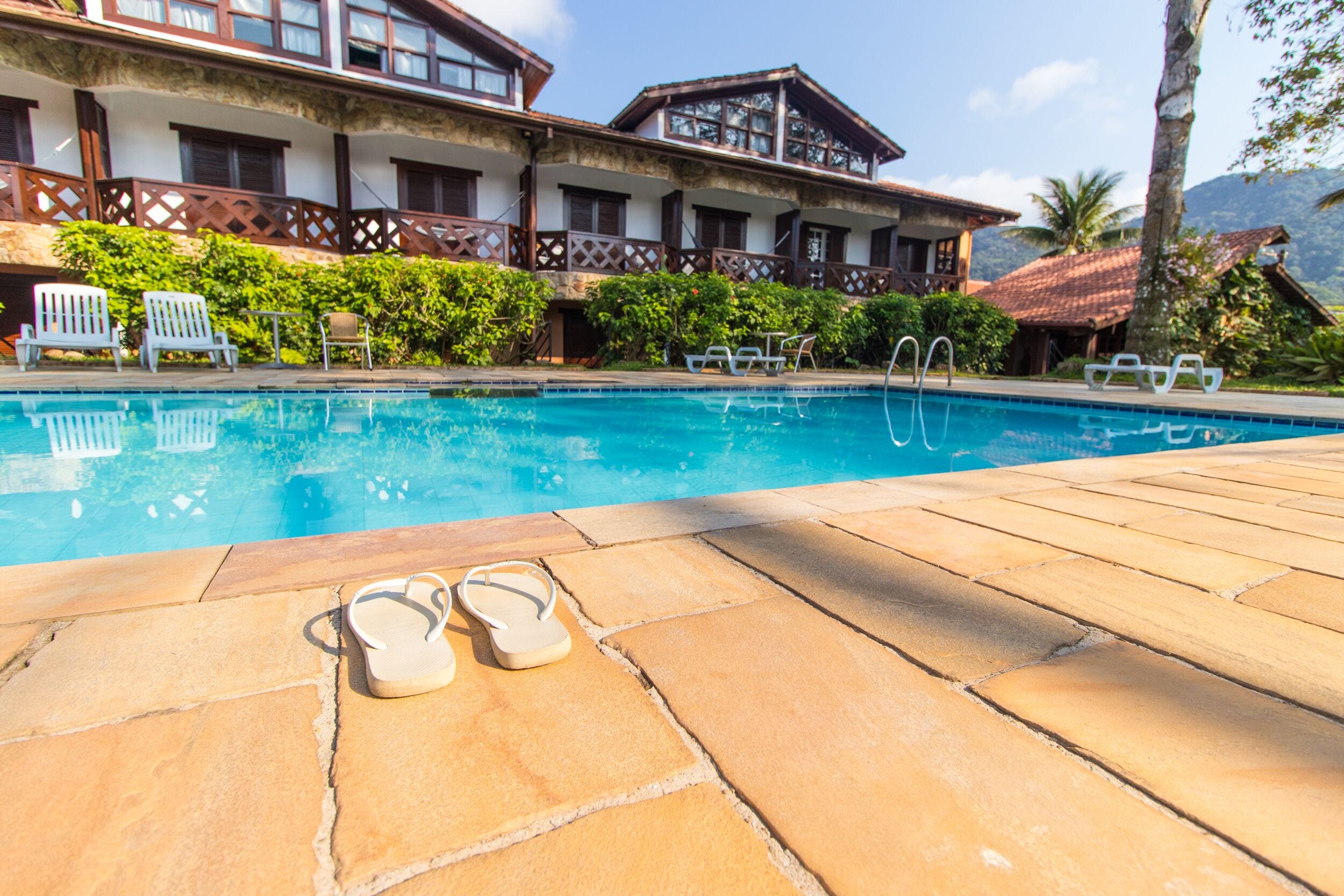 室外游泳池，日光浴躺椅