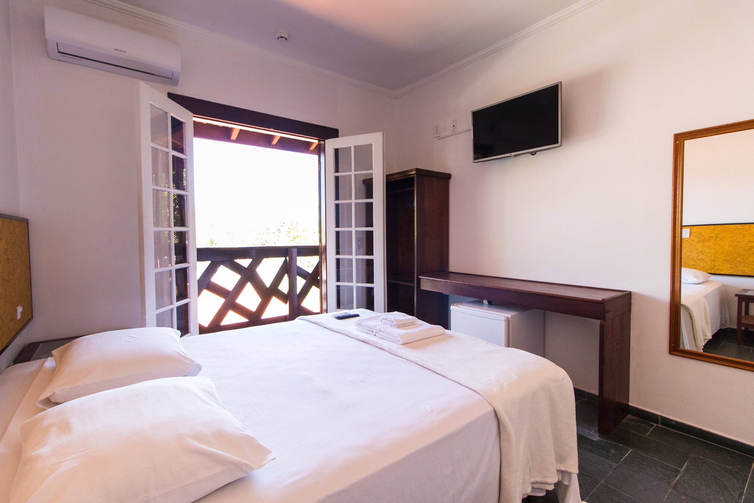 Quarto superior, varanda coberta | Frigobar, Wi-Fi de cortesia, roupa de cama