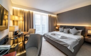 Habitación Deluxe doble | Ropa de cama hipoalergénica, caja fuerte, escritorio