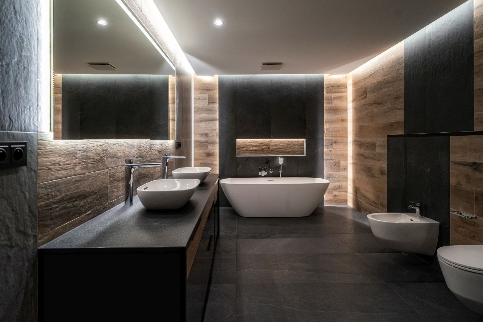 Exclusief appartement | Badkamer | Een aparte badkuip en douche, gratis toiletartikelen, een haardroger