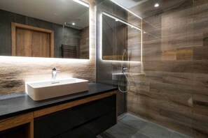 Superior appartement | Badkamer | Een aparte badkuip en douche, gratis toiletartikelen, een haardroger