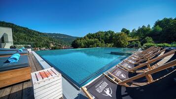 Una piscina al aire libre de temporada