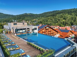 Una piscina al aire libre de temporada