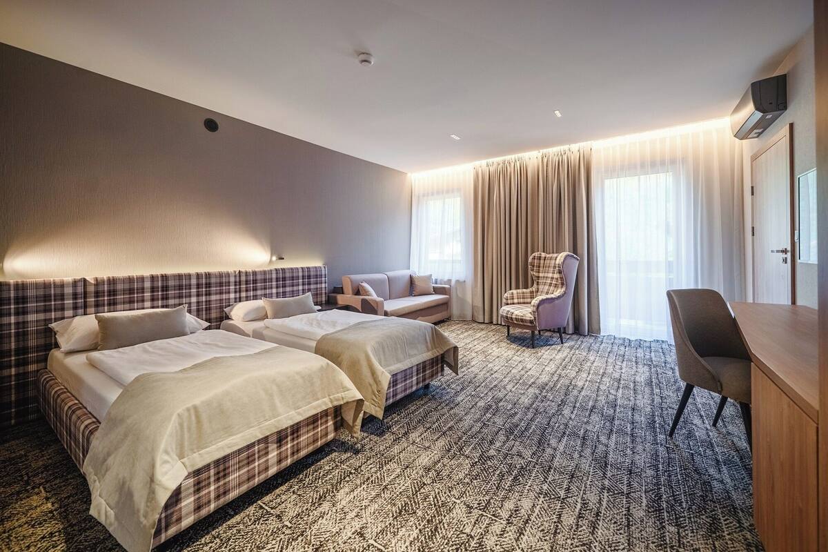 Traditional-Dreibettzimmer | 1 Schlafzimmer, Allergikerbettwaren, Zimmersafe, Schreibtisch