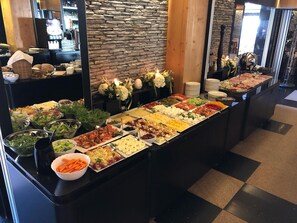 Esmorzar diari d'estil bufet gratuït 