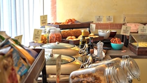 Un buffet proposant une variété de plats et d'accompagnements.