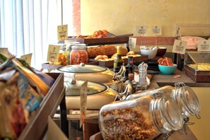 包含每日自助早餐