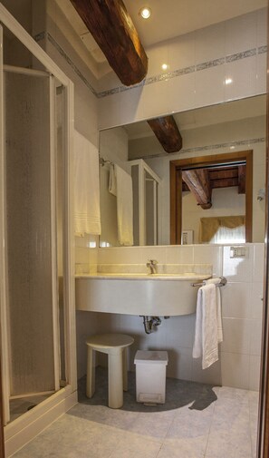 Articles de toilette gratuits, sèche-cheveux, bidet, serviettes fournies