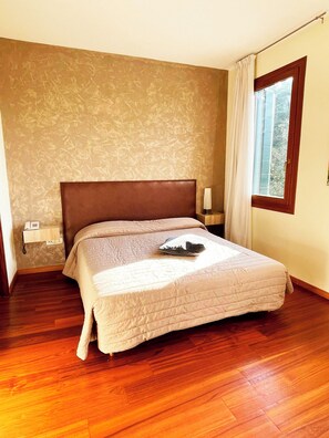 Surmatelas, minibar, coffres-forts dans les chambres, bureau