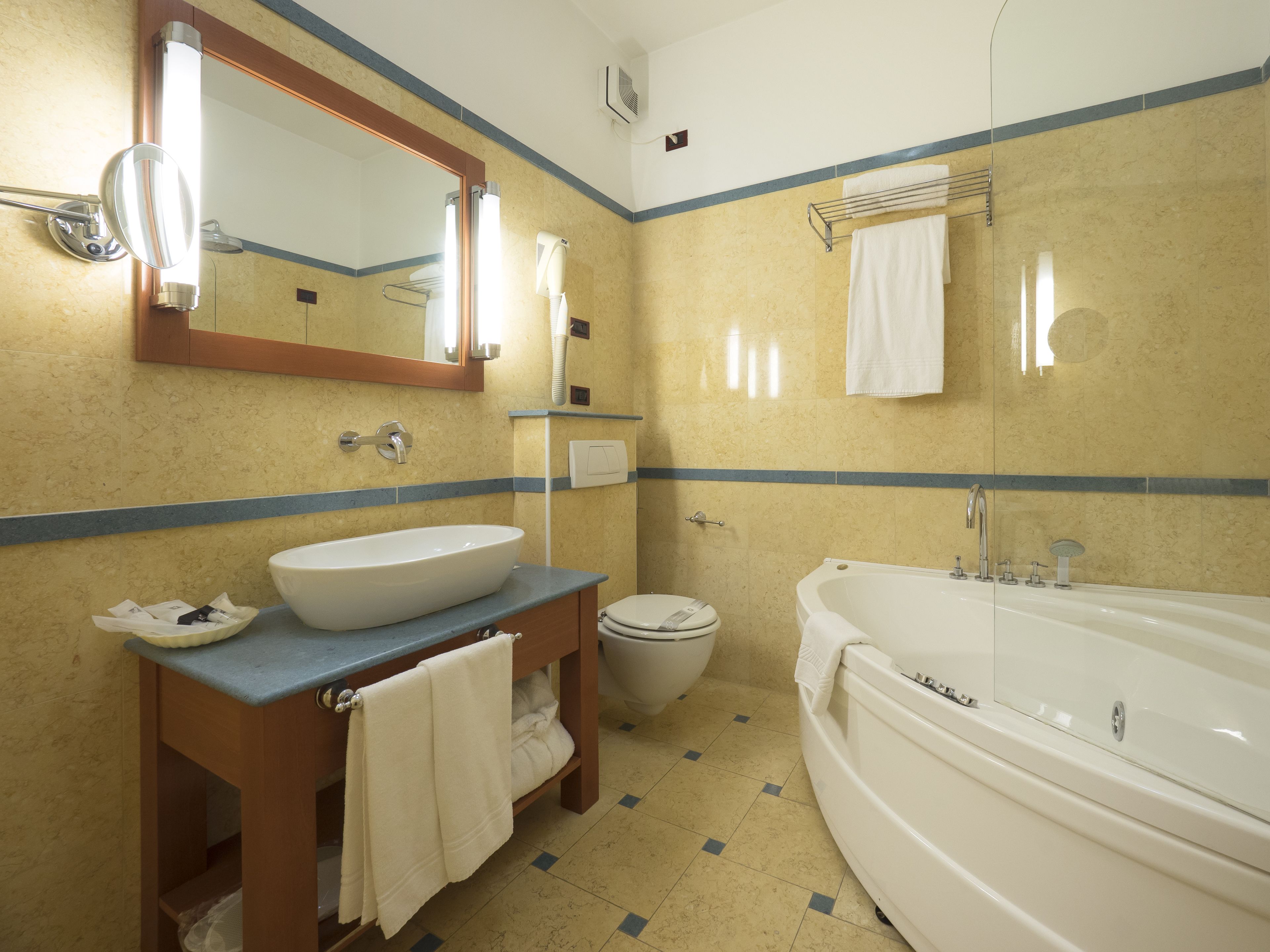 luxury suite, 1 bedroom, garden view | bathroom | free toiletries, hair dryer, bidet, towels