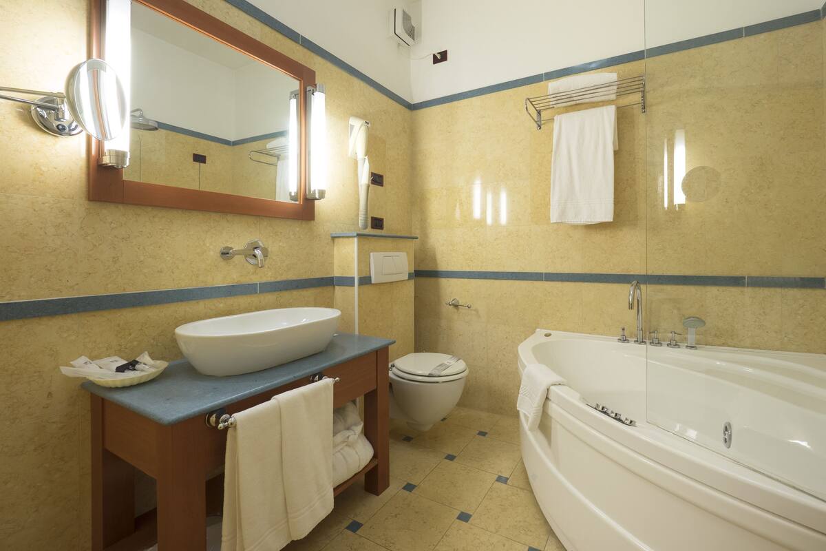 luxury suite, 1 bedroom, garden view | bathroom | free toiletries, hair dryer, bidet, towels
