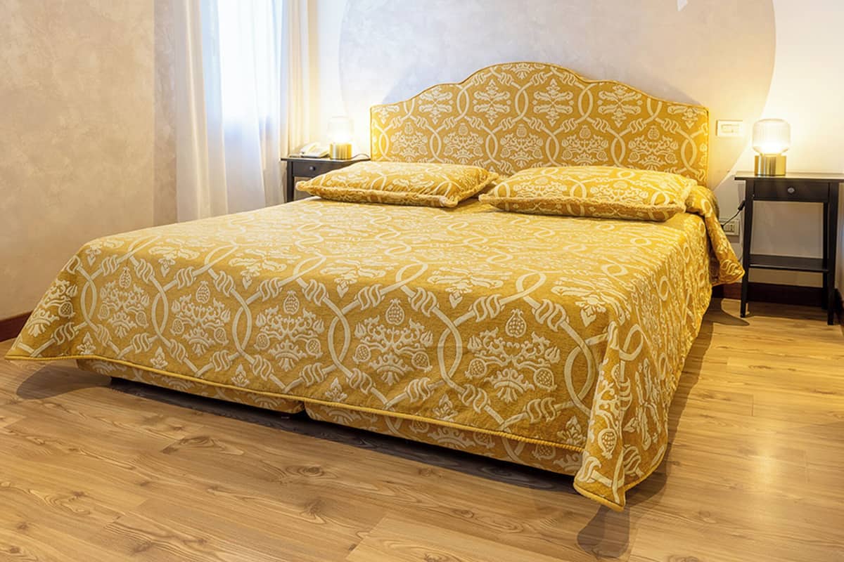 أسرّة بطبقة علوية مريحة وميني بار وخزنة داخل الغرفة ومكتب