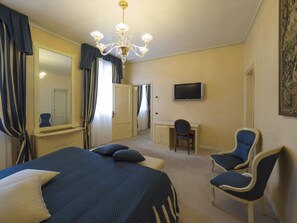 Phòng Suite Executive, 1 phòng ngủ, quang cảnh vườn | Nệm có lớp đệm bông, minibar, két bảo mật tại phòng, bàn 