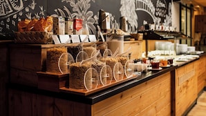 Un bufé de desayuno con una variedad de alimentos y bebidas.
