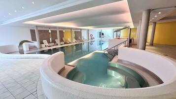 Indoor pool, sun loungers