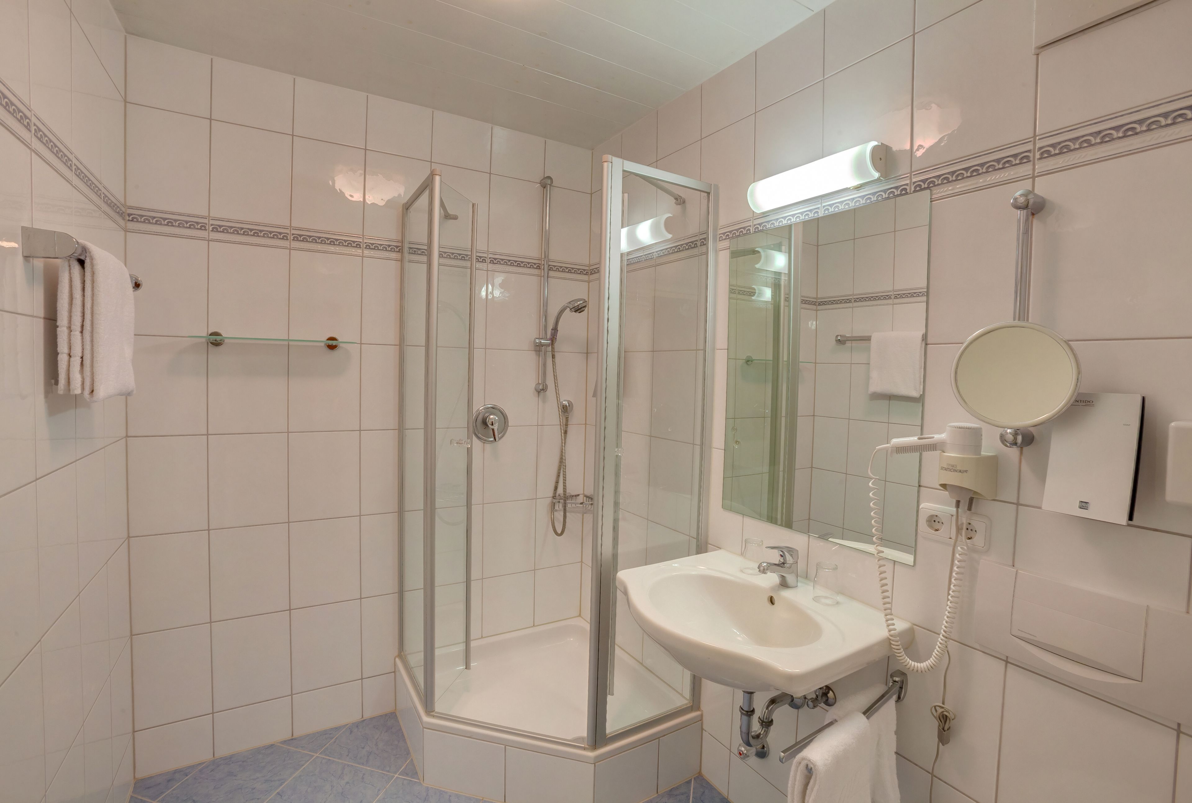 superior double room | bathroom | free toiletries, hair dryer, bathrobes, towels