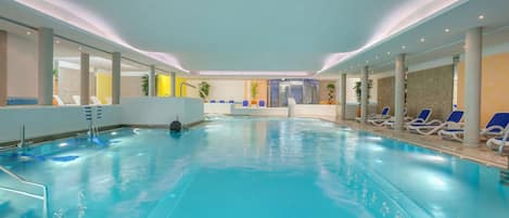 Indoor pool, sun loungers