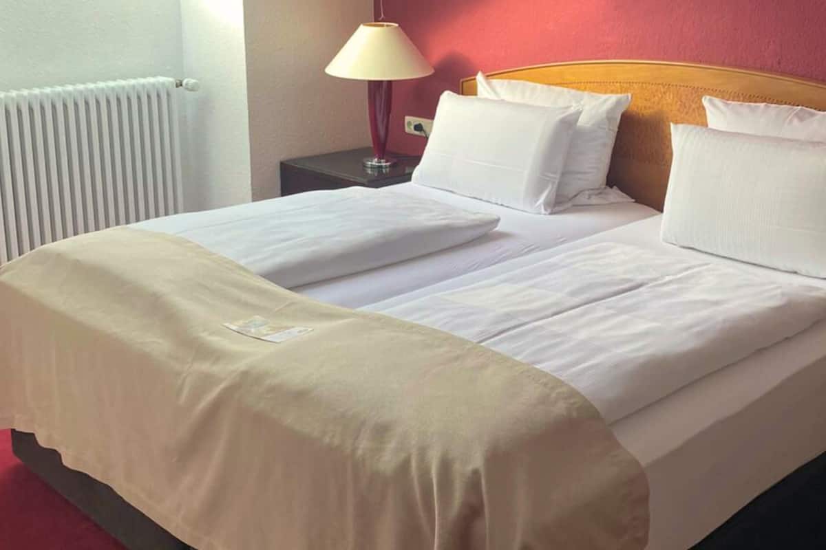 Suite, 2 Schlafzimmer, Balkon (Living Room) | Sengetøy av topp kvalitet, safe på rommet og strykejern/-brett