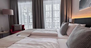 Standaard kamer, Meerdere bedden, balkon, bijgebouw | Luxe beddengoed, een kluis op de kamer, een strijkplank/strijkijzer