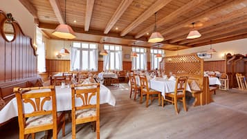 3 restaurantes; se sirve desayuno, almuerzo y cena; cocina regional