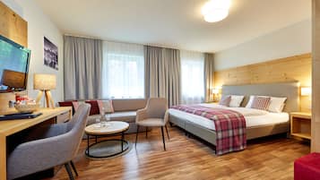 Economy-Doppelzimmer, 1 Doppelbett | Wohnbereich | LCD-Fernseher, Bücher